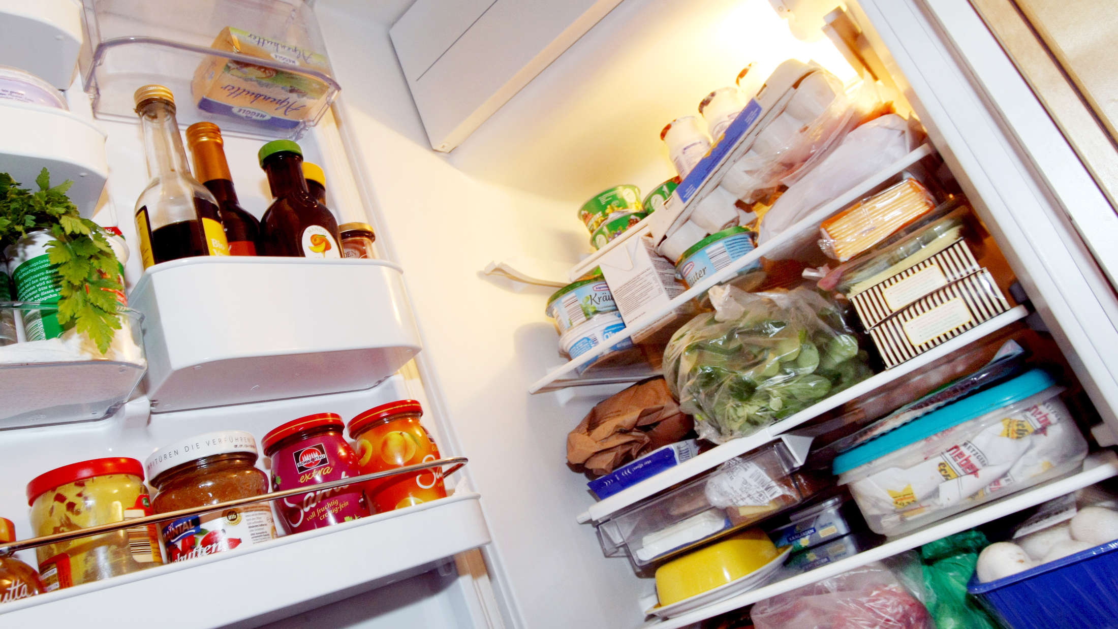 Можно ли хранить в холодильнике анализ мочи. Холодильник фото. Фрукты в холодильнике. Фото холодильника с продуктами. Мед в холодильнике.