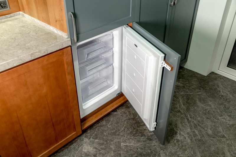 Вентиляционный холодильник. Холодильник встроенный в шкаф. Шкаф под встроенный холодильник. Вентиляция встроенного холодильника. Корпус для встраиваемого холодильника.