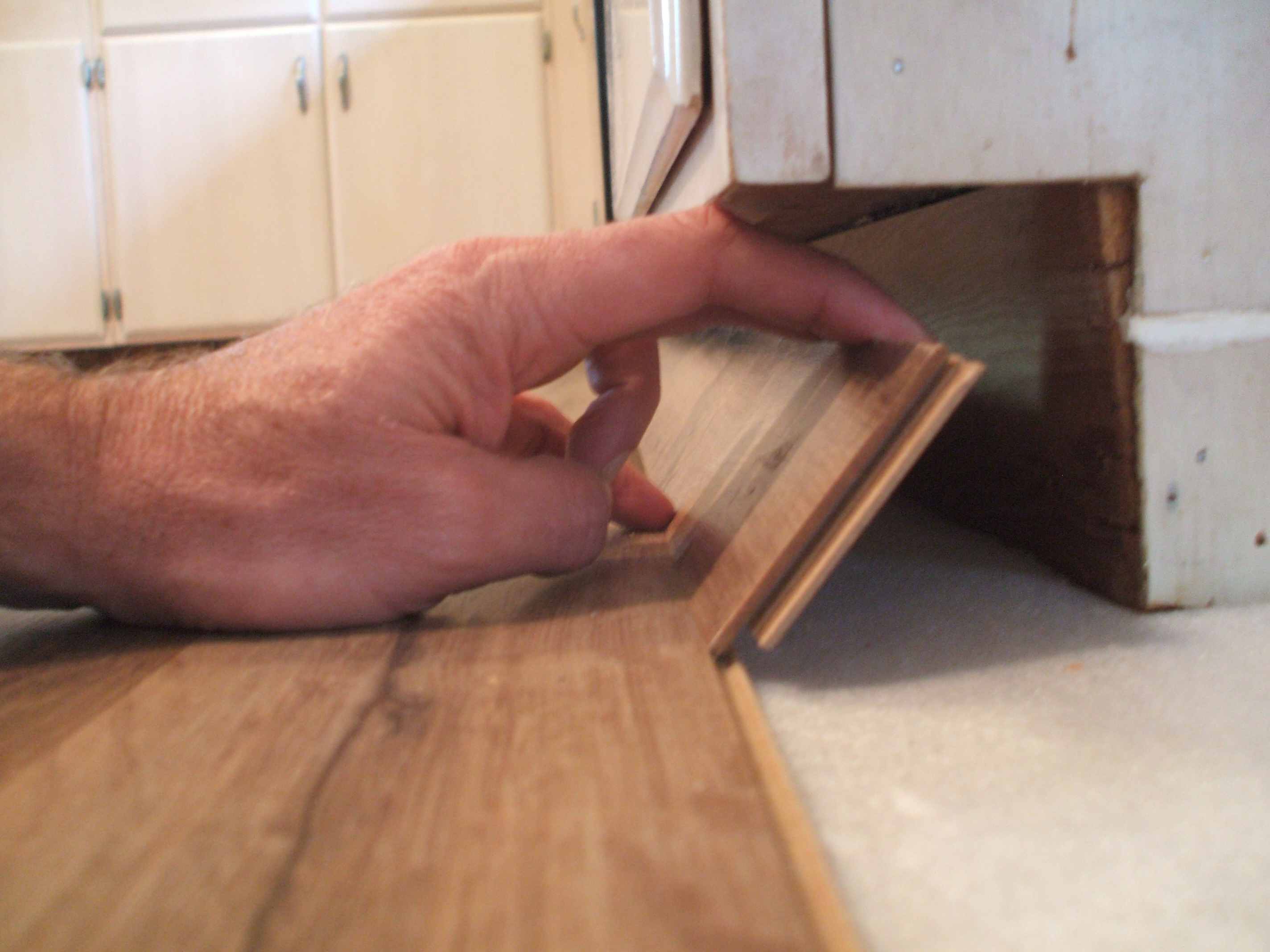 Стоит ли стелить ламинат на кухню, Laminate Flooring Under Cabinets
